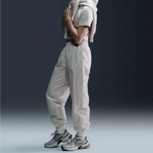 NWT Nike Sportswear Womens M Essential Mid-Rise Oversized Woven Pants FV7668-133